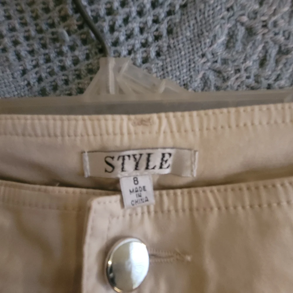 Style Brand Winter White Jeweled Size 8 Capris. - Picture 5 of 6